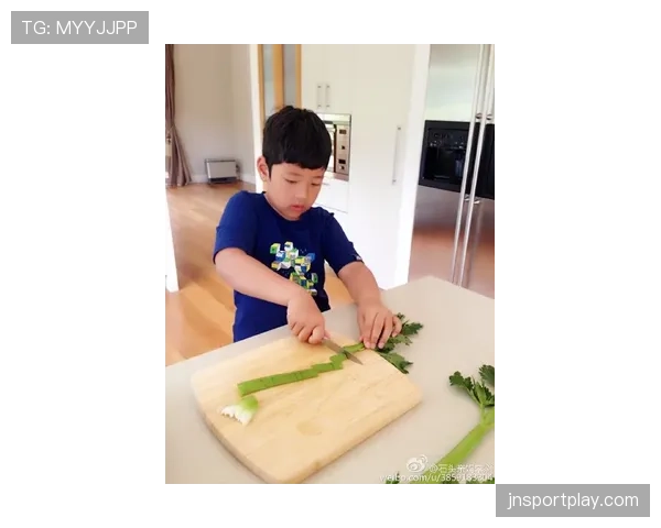 莱万训练完回家还要给老婆孩子做饭？